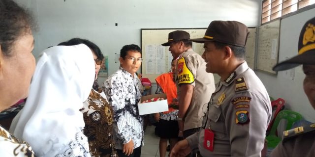 Hari Guru!! Polres Pelabuhan Belawan Dan Polsek Berikan Bunga, Kue Kesekolah