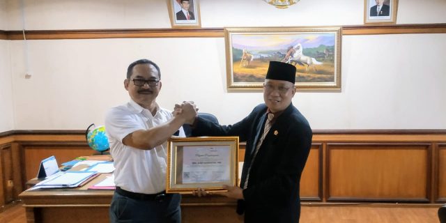 PPWI dan GAMBATTE Indonesia Berikan Penghargaan Kepada Asep Gunawan