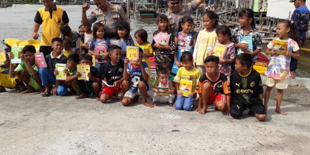 Jumat Barokah !!! Ditpolair Bagi Buku Sekolah di Nelayan Seberang 