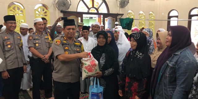 Kapolres Belawan Makan Bersama dengan Anak Yatim Piatu dan Janda 