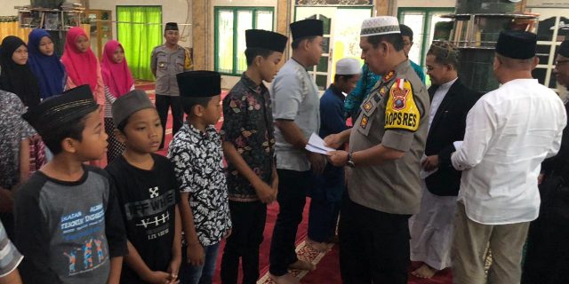 AKBP Ikhwan SH, MH, Sholat Subuh Berjamaah Sampaikan Tausiyah Dan Santunan