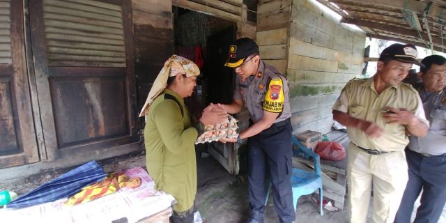 Kompol Rosid Hartanto Berikan Bantuan Sembako Kepada Warga Miskin