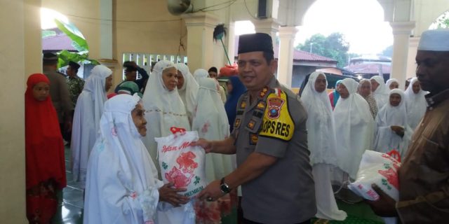 AKBP Ikhwan Pimpin Langsung Sholat Subuh Berjamaah Sekaligus Berikan Santunan