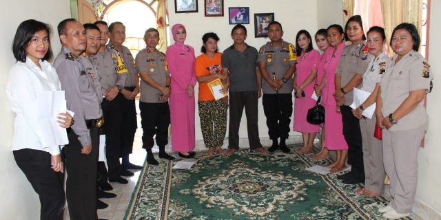 Kapolres Asahan dan Ketua Bhayangkari Jenguk Personil yang Sakit