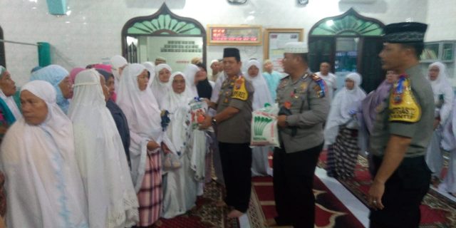 AKBP Ikhwan Sholat Subuh Berjemaah Di Masjid Nurul Ikhsan  
