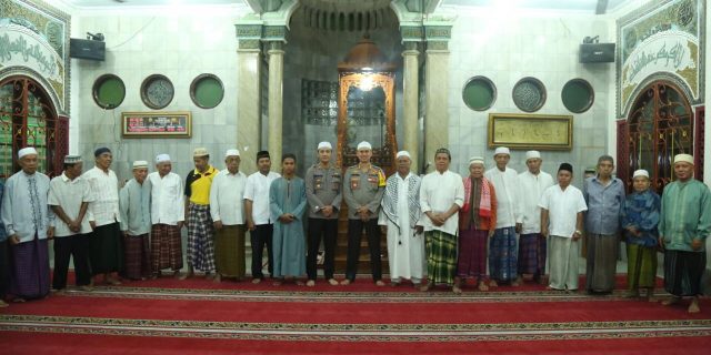 Kapolrestabes Medan Sholat Subuh Berjamaah di Masjid Tarbiyah Medan