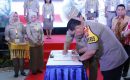 Kapolres Pelabuhan Belawan Menandatangani Berita Acara Penyerahan Sertifikat Tanah Oleh Menteri