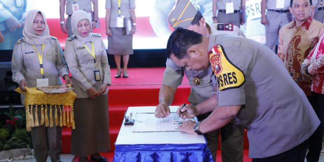 Kapolres Pelabuhan Belawan Menandatangani Berita Acara Penyerahan Sertifikat Tanah Oleh Menteri