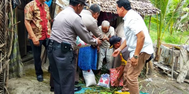 Terharu !! Polsek Hamparan Perak Kunjingi Rumah Pasutri Berukuran 2×3