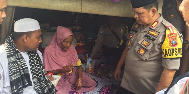 AKBP Ikhwan Dan Jajaran Kunjungi Nenek Yang Hidup SebatangKara