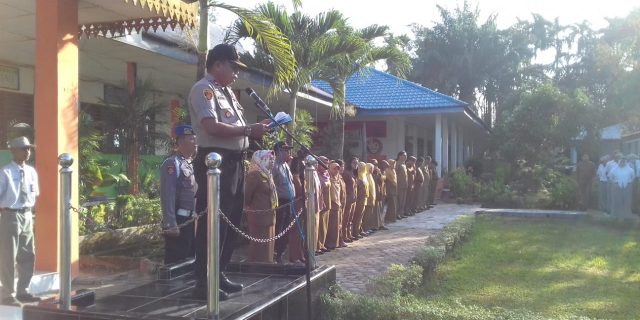 Jadi Pembina Upacara di Sekolah, Kapolsek Hamparan Perak Ajak Pelajar Jauhi Narkoba