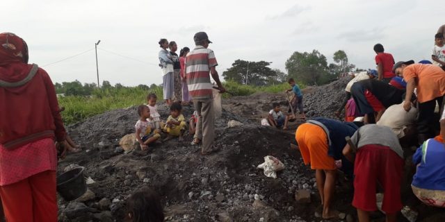 Limbah Besi Ditimbun Di Kawasan Danau Siombak
