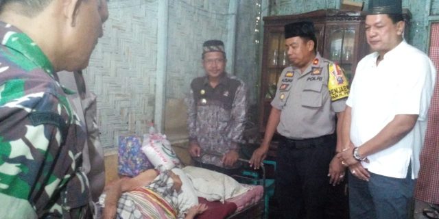 Jumat Barokah Kompol Azuar Kunjungi Nenek Mengalami Kelumpuhan