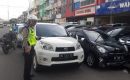 Polsek Medan Baru Tertipkan Kendaraan Parkir Sembarangan di Jalan Nibung Raya