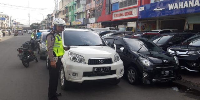 Polsek Medan Baru Tertipkan Kendaraan Parkir Sembarangan di Jalan Nibung Raya Polsek Medan Baru Tertipkan Kendaraan Parkir Sembarangan di Jalan Nibung Raya