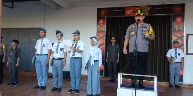 Kapolres Belawan Jadi Inspektur Upacara Di Sekolah SMA Wahidin