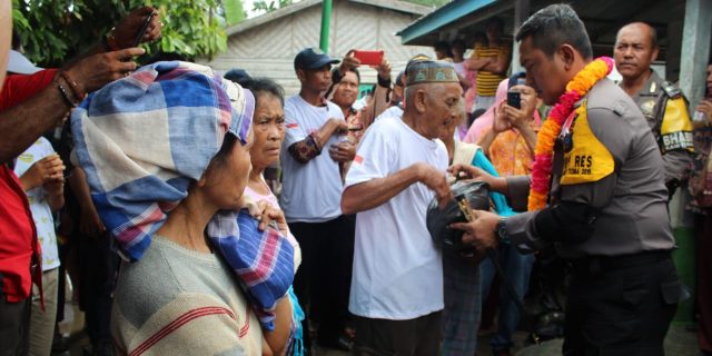 Kapolres Asahan Bagikan Sembako Kepada Ratusan Warga Desa Sungai Lama