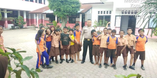 Bhabinkamtibmas Polsek Medan Baru Berikan Bimbingan dan Penyuluhan di Sekolah