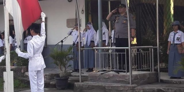 Kapolsek Medan Baru Jadi Pembina Upacara di SMA Negeri 2 Medan