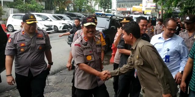 Kapolsek Medan Baru Dampingi Kapoldasu Meninjau Harga Bahan Pokok di Pasar Petisah
