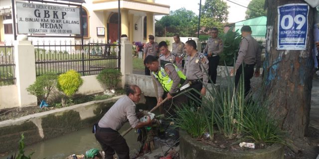 Polsek Sunggal Gelar Kegiatan Kebersihan Rumah Ibadah dan Parit