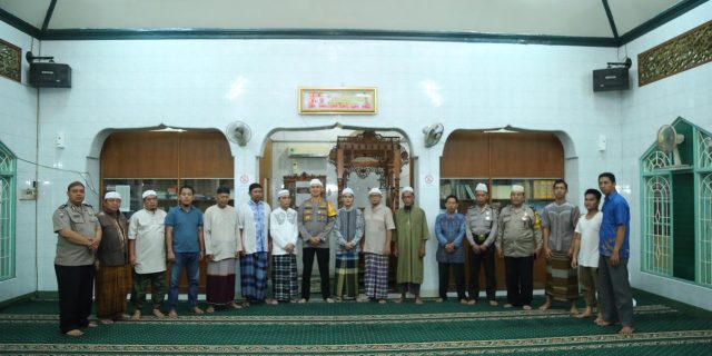 Kombes Pol Dadang Hartanto Sholat Subuh di Masjid Waritsiin Medan Bersama Masyarakat
