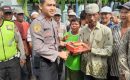 Personel Poldasu Bagikan Nasi Kotak Kepada Tukang Becak dan Petugas Kebersihan