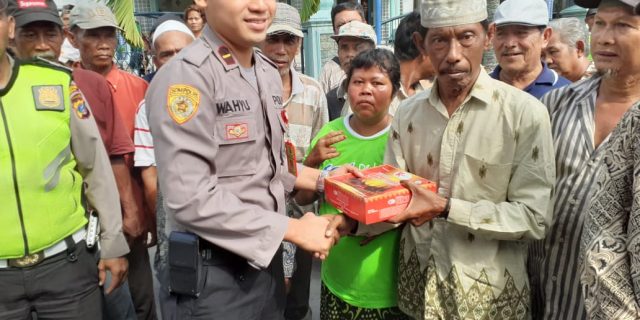 Personel Poldasu Bagikan Nasi Kotak Kepada Tukang Becak dan Petugas Kebersihan