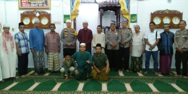 Kanit Binmas Polsek Medan Baru Dampingi Kapolrestabes Medan Sholat Subuh Berjamaah di Mesjid Al Ikhwan