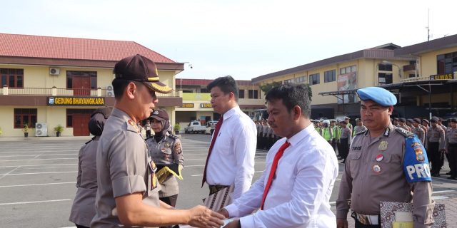 Ungkap Kasus Begal, Kapolrestabes Medan Berikan Penghargaan Kepada Personel