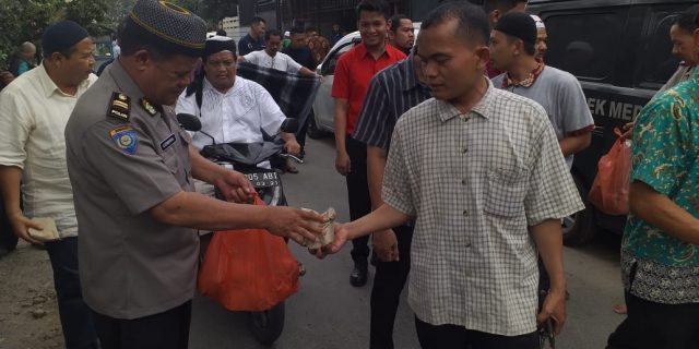 Polsek Medan Baru Berbagi Tali Asih dan Nasi Bungkus Kepada Masyarakat