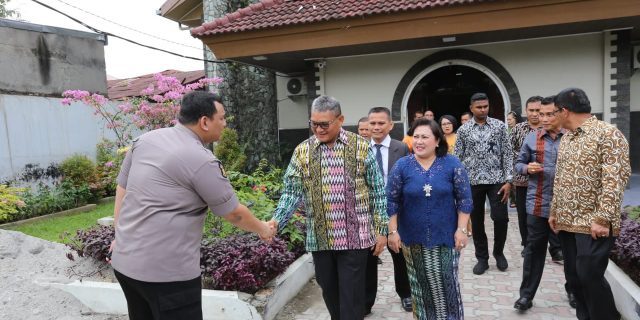 Kapolsek Medan Baru Dampingi Kapoldasu Ibadah di Gereja Kristen Protestan Angkola