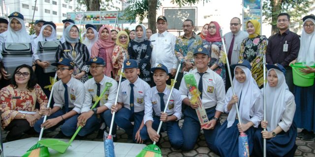 Akhyar Ajak Siswa UPT SMPN 7 Medan Tanam dan Pelihara Pohon