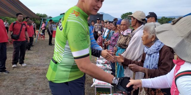 Wakapoldasu Bagikan Sembako Kepada Masyarakat Kurang Mampu
