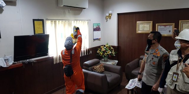 Cegah Covid 19, Polrestabes Medan Semprot Ruangan Kerja
