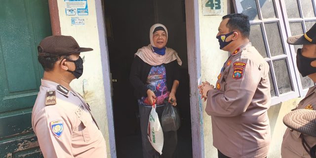 Kapolsek Medan Baru Bagikan Sembako Kepada Warga