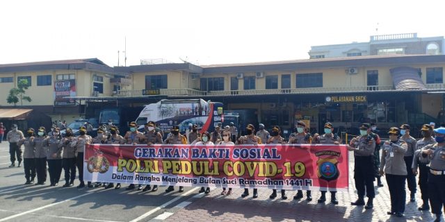 Kapolrestabes Medan Serahkan Bantuan Sembako Kepada Masyarakat