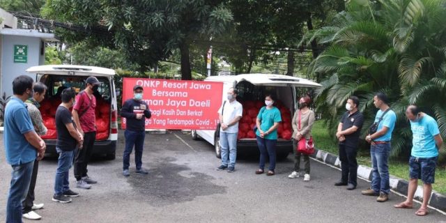 ONKP Resort Jawa Bersama Firman Jaya Daeli Berbagi Kasih Dan Berkat Kepada Warga Terdampak Covid-19