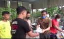 Pasutri Ini Bagikan Nasi Bungkus dan Masker Kepada Masyarakat