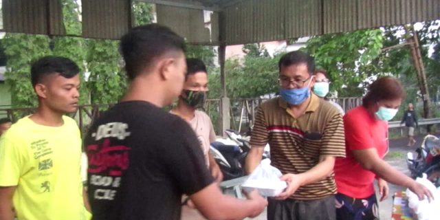Pasutri Ini Bagikan Nasi Bungkus dan Masker Kepada Masyarakat