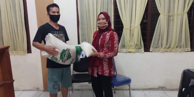 Kepling Jalan Piring Bagikan Bantuan Sembako dari Plt Walikota Medan Kepada Warga dan Anak Kos