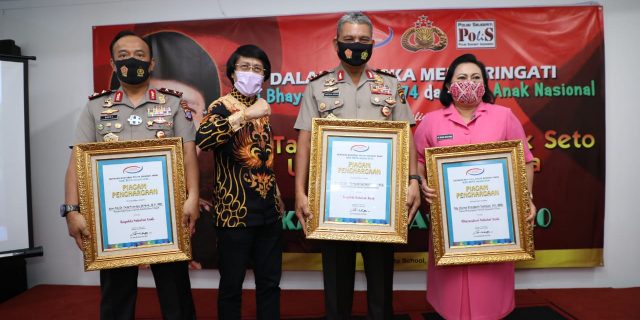 Sigap Tangani Kasus Anak, Kapolda dan Ketua Bhayangkari Sumut Terima Penghargaan Kak Seto Award 2020