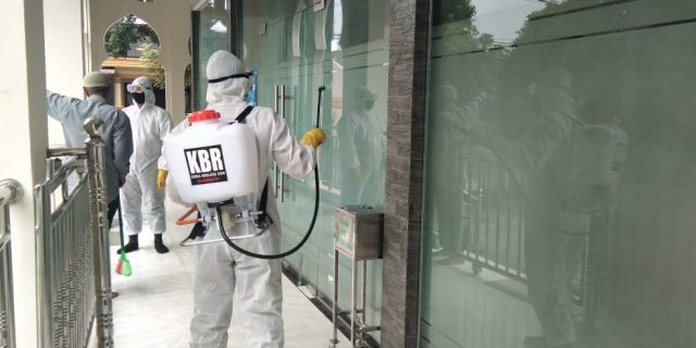 Ciptakan rasa nyaman saat beribadah, Poldasu Semprotkan Disifektan di Rumah Ibadah