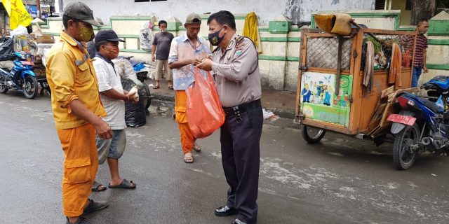 Polsek Medan Baru Bagi Berkah Kepada Pengurus BKM Mesjid dan Abang Becak
