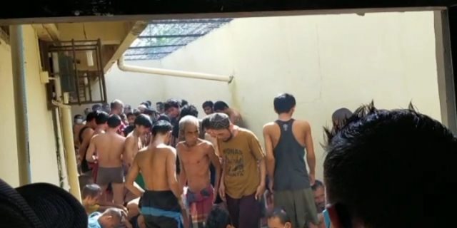 Agar Terhindar dari Penyakit dan Virus Corona, Ratusan Tahanan di Jemur Polisi