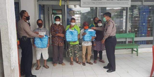 Polsek Medan Baru Bagikan Nasi Kepada Para Tuna Wisma dan Tuna Netra