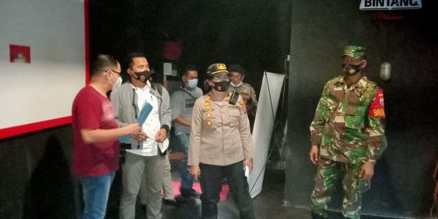 Langgar Jam Operasional, Pengunjung One Shoot Pool dan Bar Dibubarkan Polisi