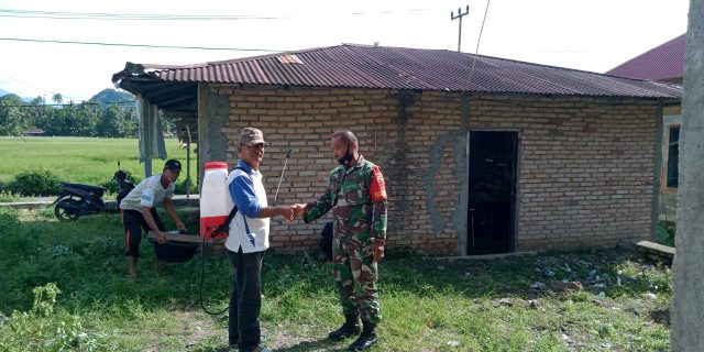 Jumat Bersih, Babinsa Bersama Perangkat Nagari Gelar Gotong Royong
