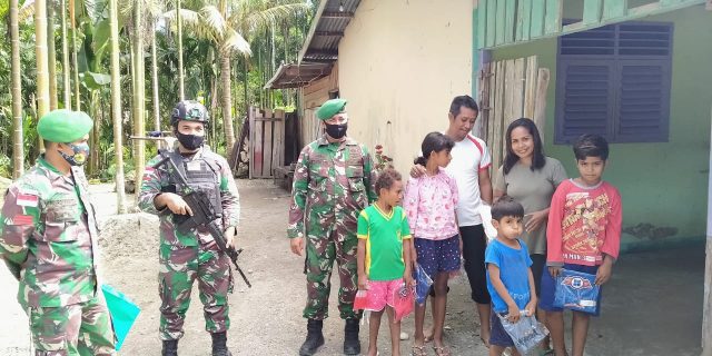 Satgas Yonif 312/KH Bagi Kaos Gratis Ke Warga Di Perbatasan
