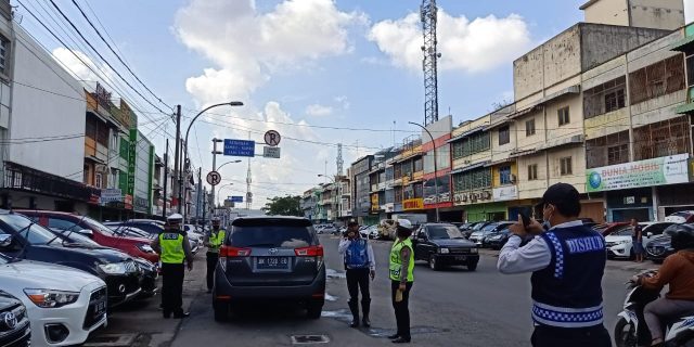 Parkir Sembarangan di Jalan Nibung Raya Ditertibkan Polisi